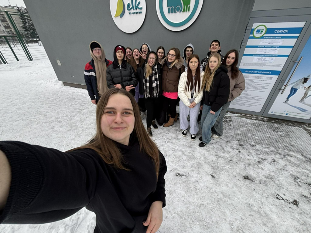 Wycieczka klasy III TŻ i UG – integracja na filmowo i na lodzie