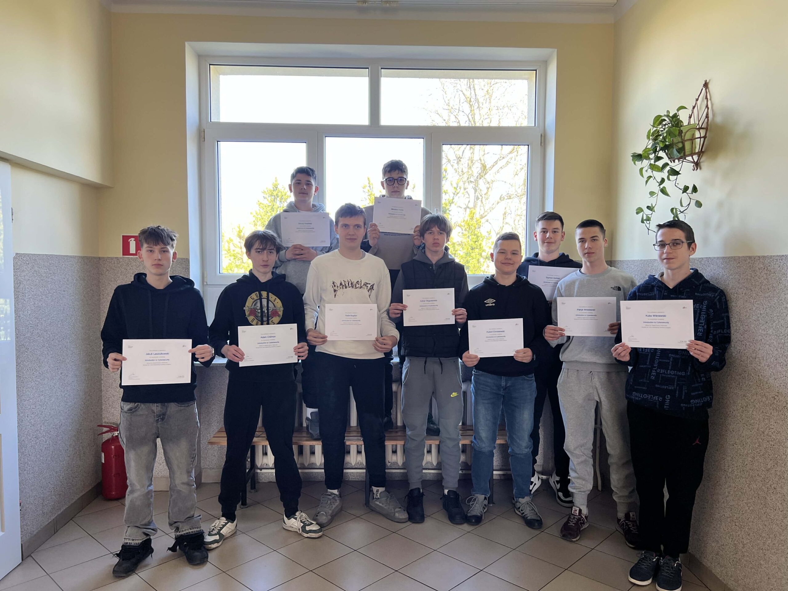 Uczniowie klasy 1 technik informatyk ukończyli kurs „Wprowadzenie do cyberbezpieczeństwa”